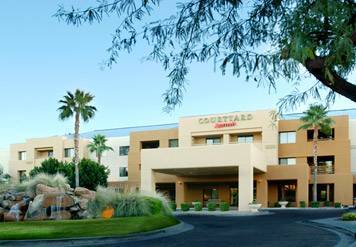 Courtyard North Hotel 3*