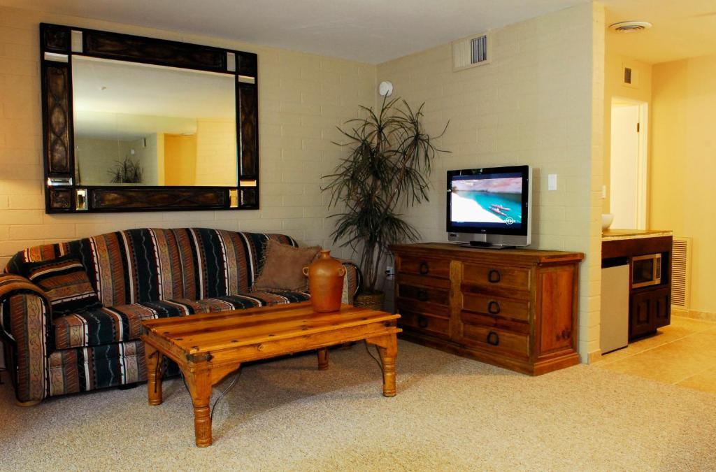 Smoketree And Bungalows Scottsdale
