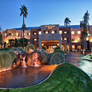 Courtyard North Hotel 3*