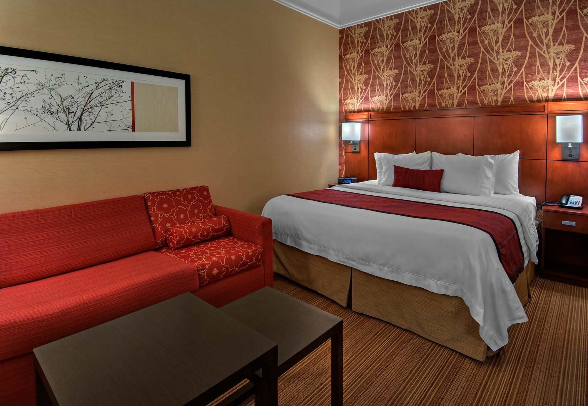 Courtyard North Hotel 3*