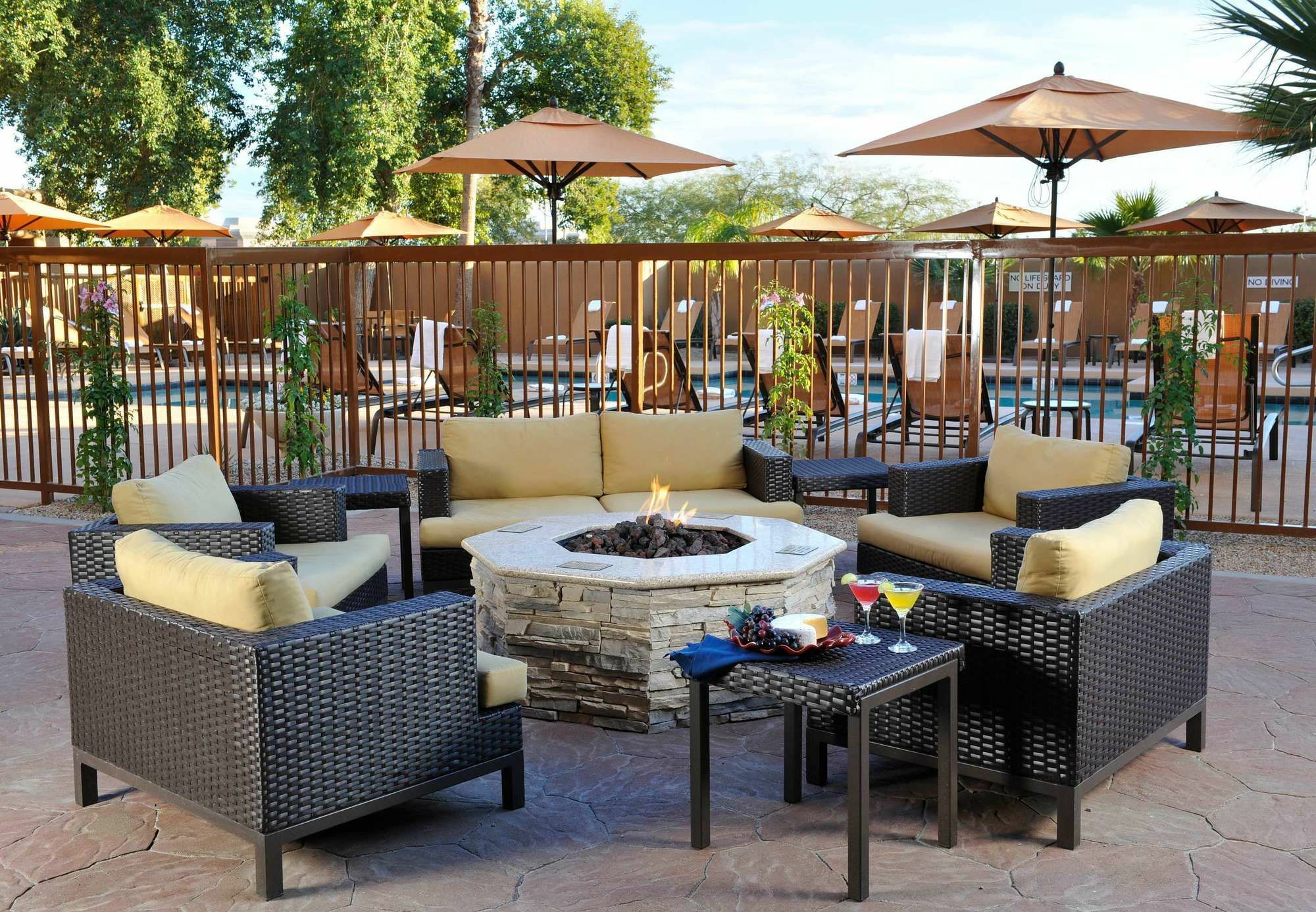 Courtyard North Hotel