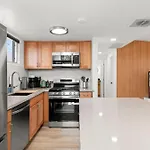 Brand New Home W Parking Blocks From Oldtown- 2B