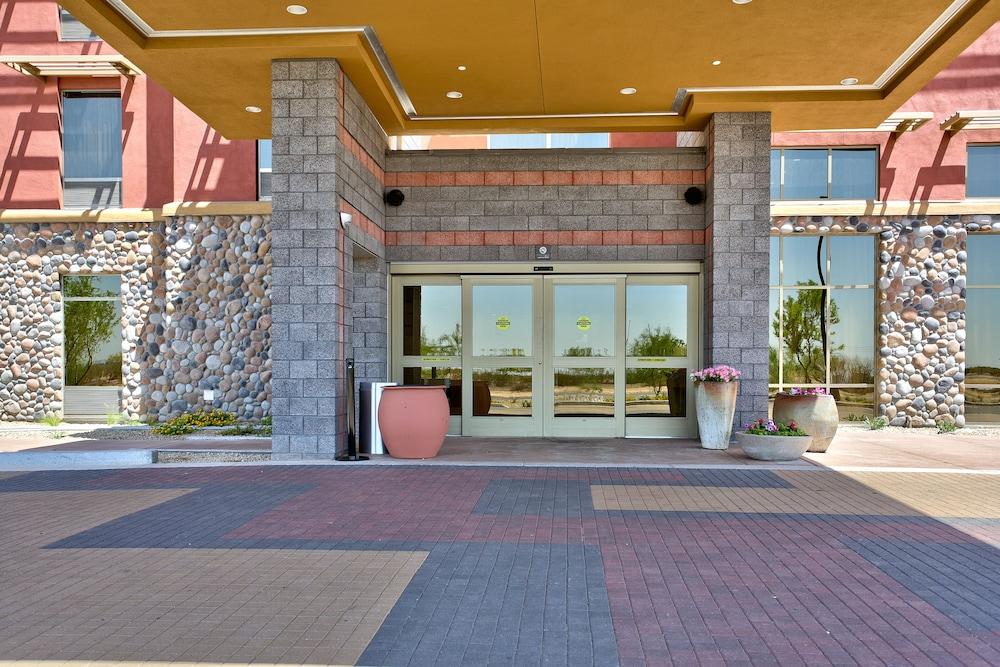 Hampton & At Talking Stick Hotel 3*