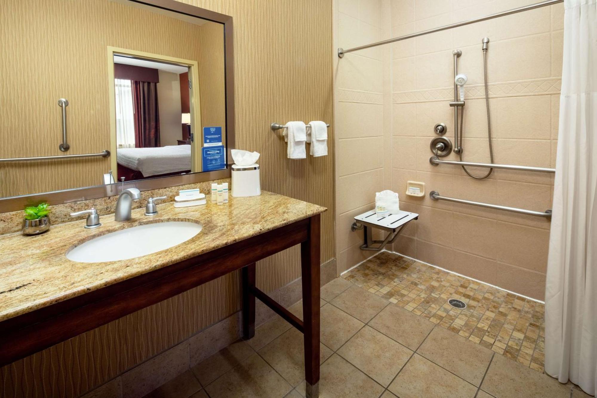 Hampton & At Talking Stick Hotel 3*