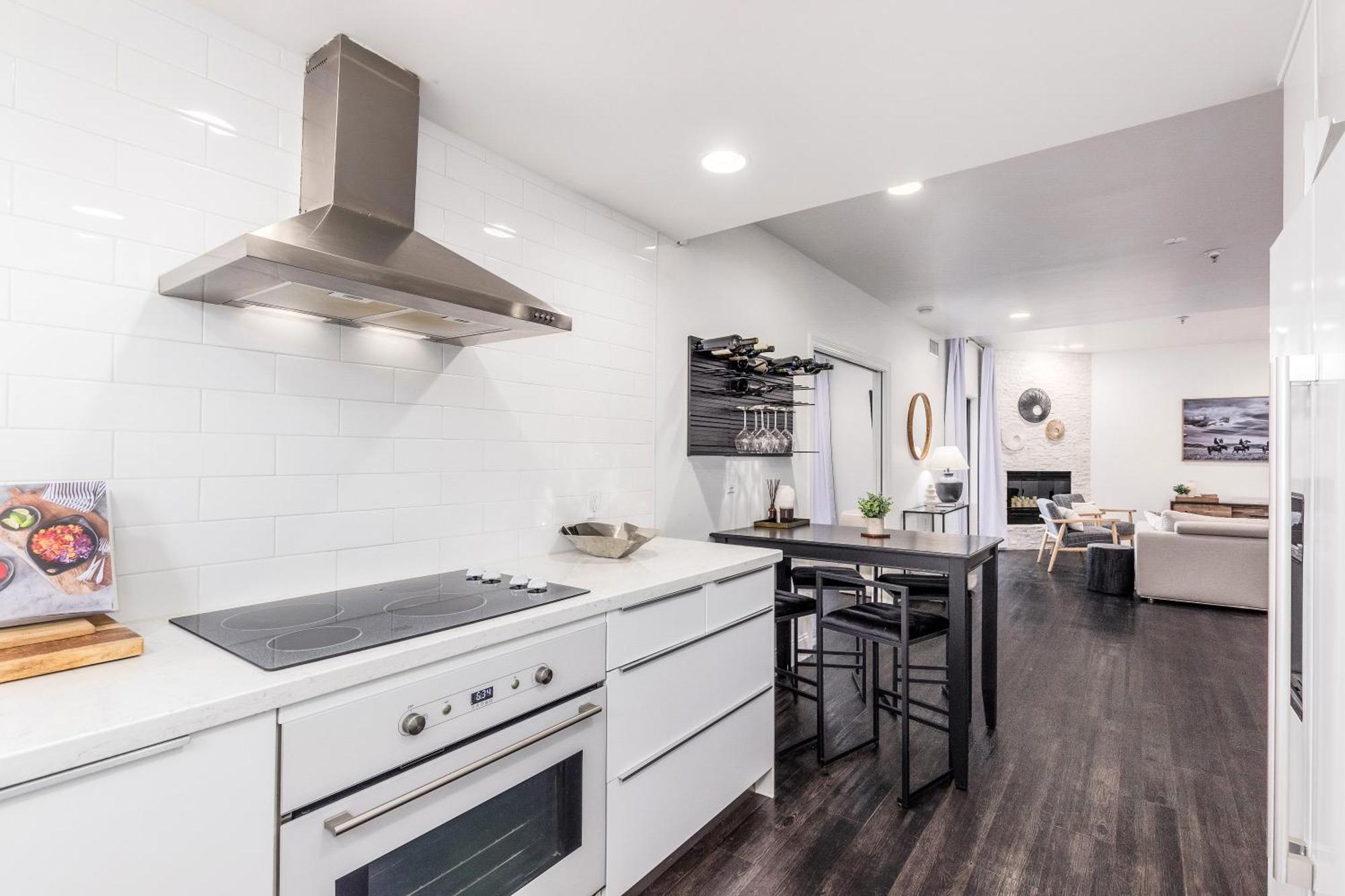 Chic 3br Escape Steps From Old Town Bars Free Parking Apartment